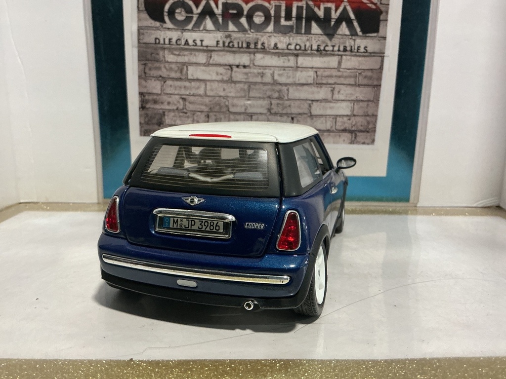 1:18 BURAGO 2001 MINI COOPER BLUE ON BLACK image