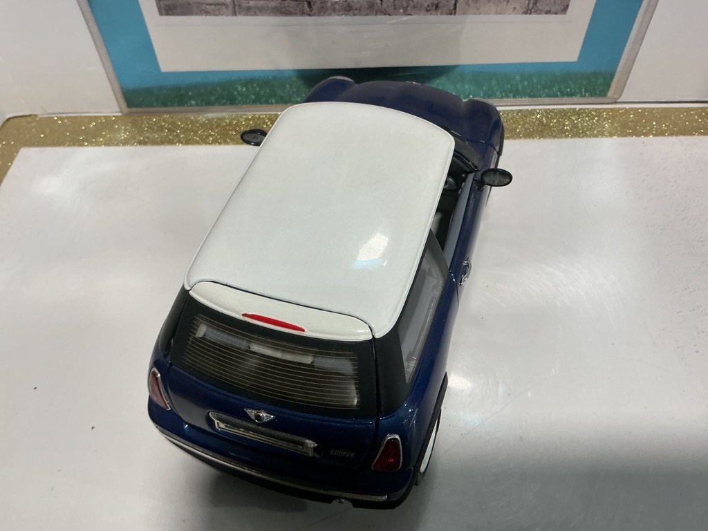 1:18 BURAGO 2001 MINI COOPER BLUE ON BLACK image