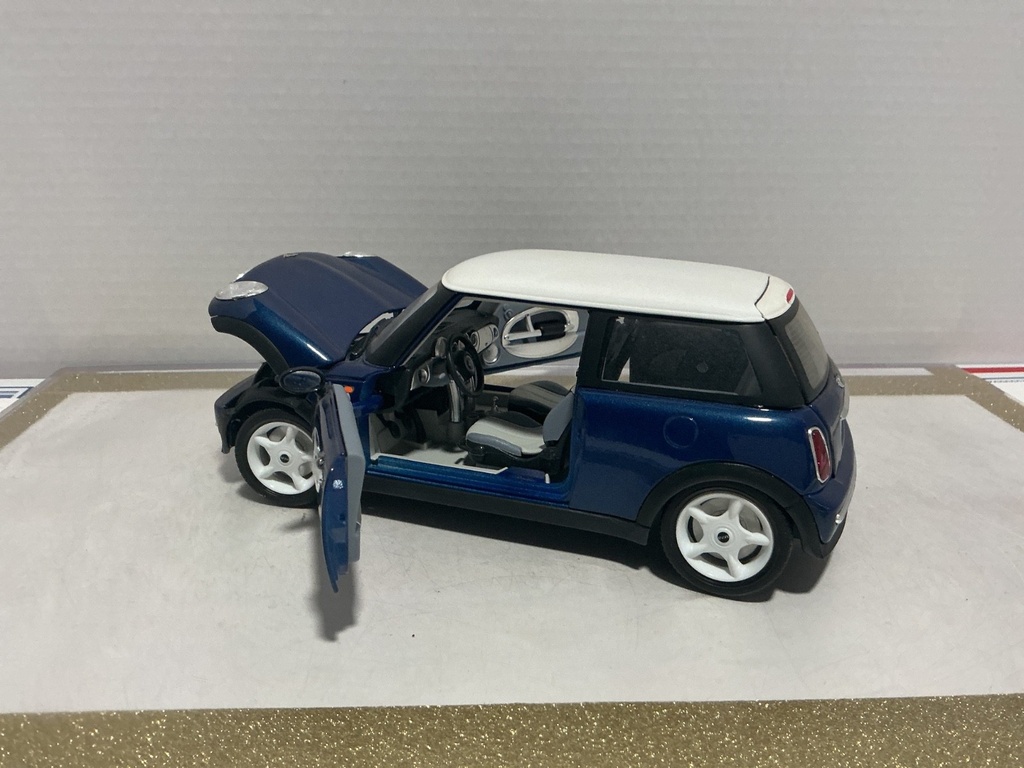 1:18 BURAGO 2001 MINI COOPER BLUE ON BLACK image