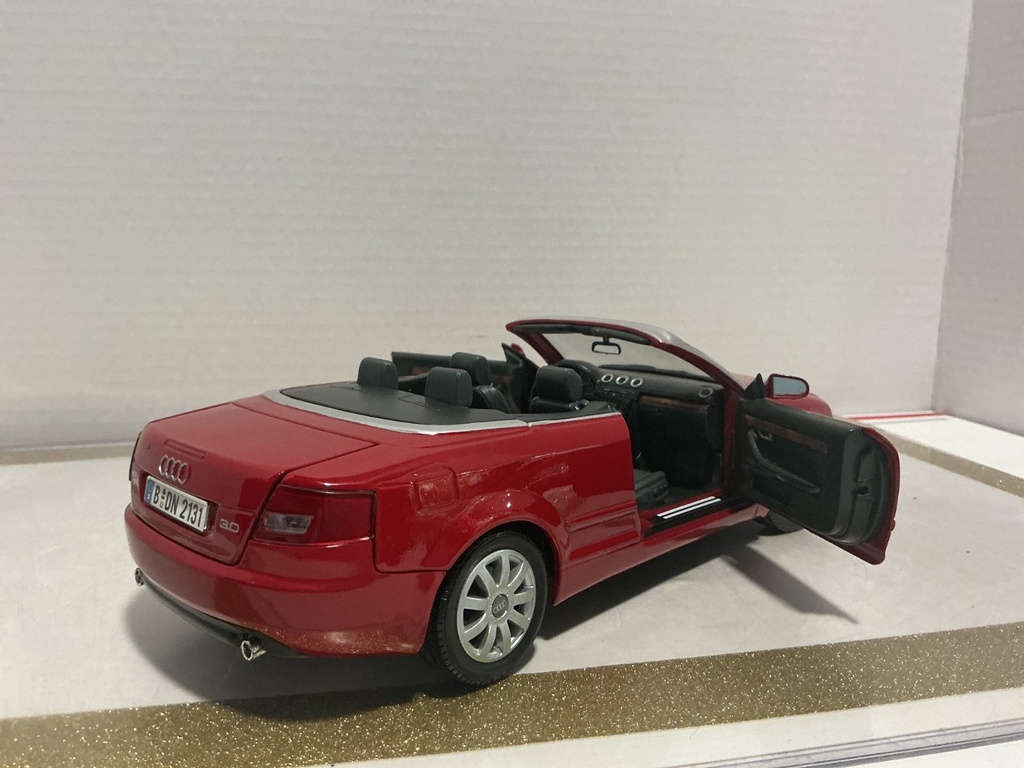 1:18 MOTOR MAX 2004 AUDI A4 CONVERTIBLE RED ON BLACK image