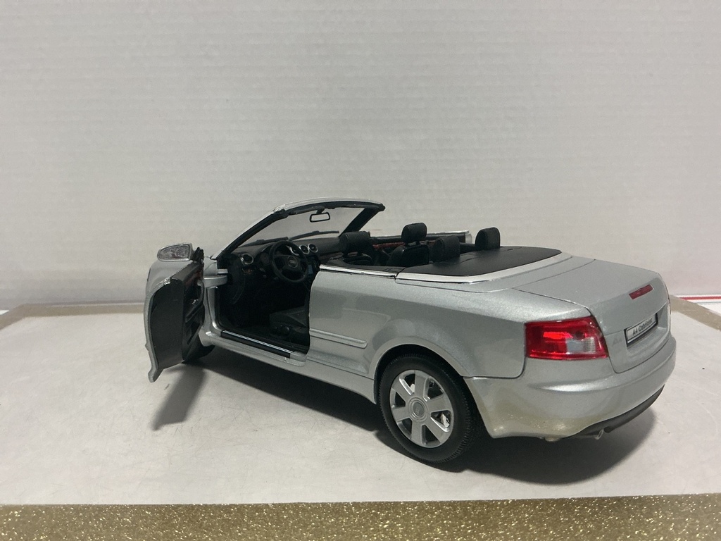1:18 WELLY AVDI A4 CABRIALET SILVER ON BLACK (BROKEN MIRROR) image
