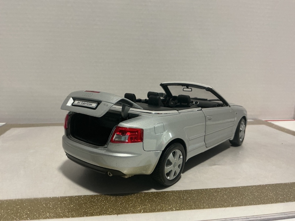 1:18 WELLY AVDI A4 CABRIALET SILVER ON BLACK (BROKEN MIRROR) image