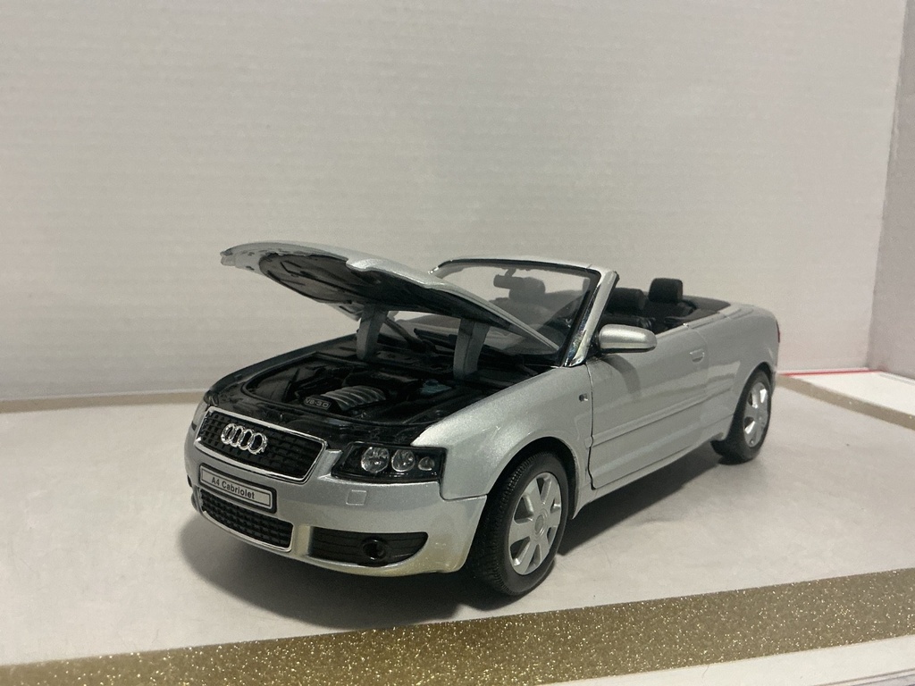 1:18 WELLY AVDI A4 CABRIALET SILVER ON BLACK (BROKEN MIRROR) image