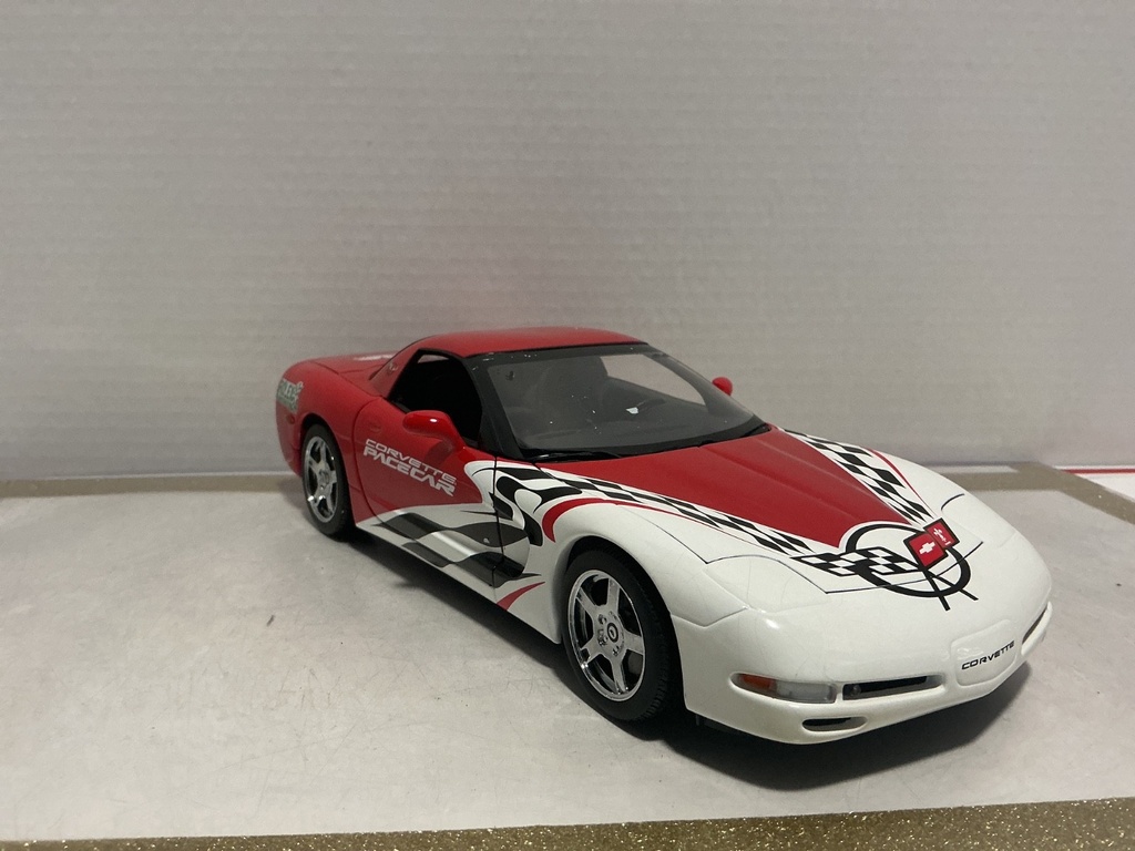 1:18 UT MODELS CORVETTE DAYTONA *WINDSHIELD STOCKER GONE* RED ON BLACK image