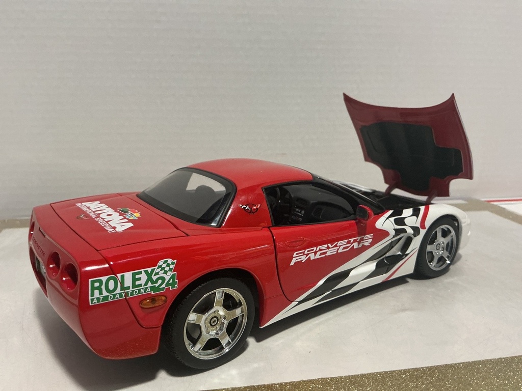 1:18 UT MODELS CORVETTE DAYTONA *WINDSHIELD STOCKER GONE* RED ON BLACK image