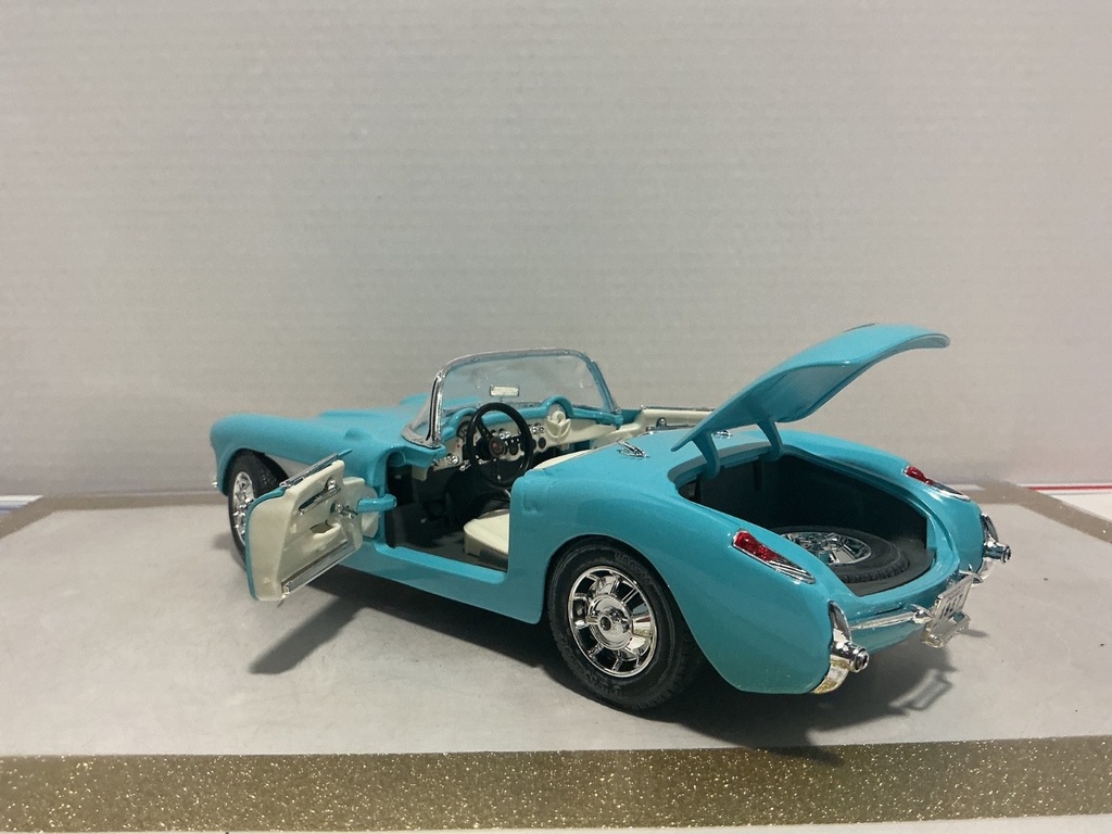 1:18 ROAD LEGENDS 1957 CORVETTE BLUE ON WHITE image
