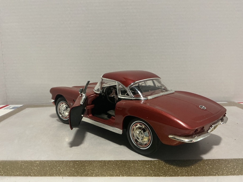 1:18 ERTL 1962 CORVETTE BONZE ON GREY image