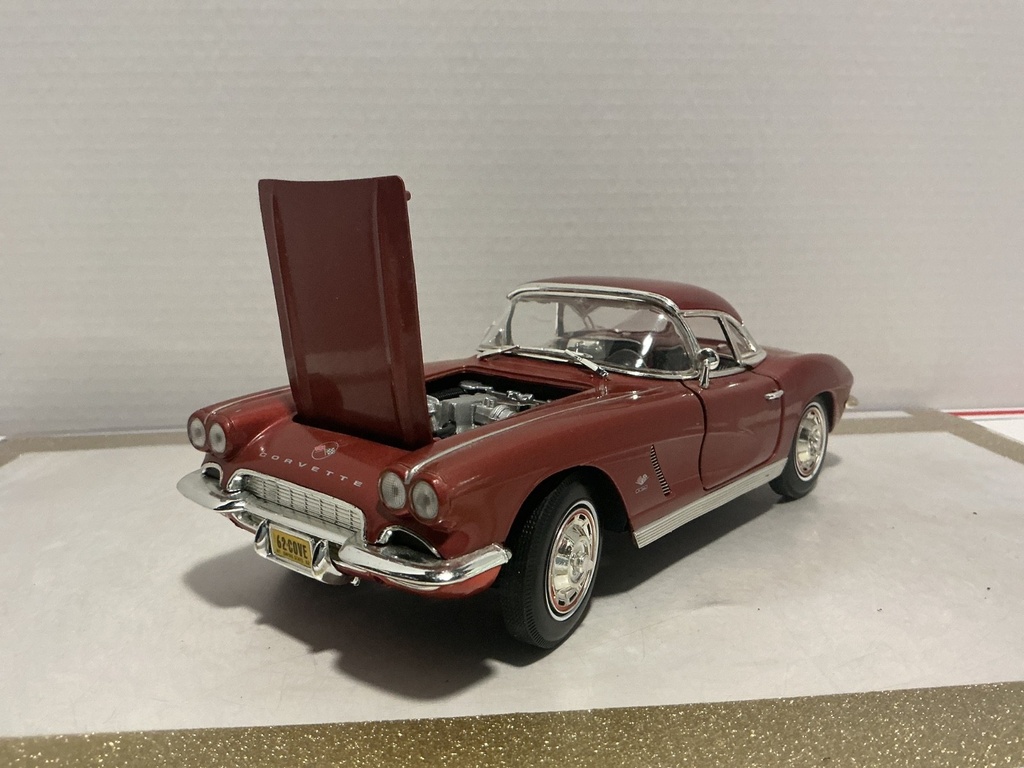 1:18 ERTL 1962 CORVETTE BONZE ON GREY image