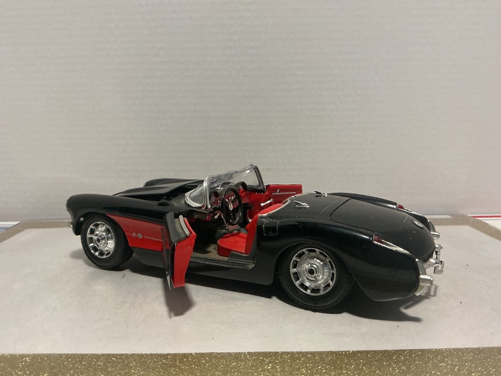 1:18 BURAGO 1957 CORVETTE PARTS CAR BLACK ON RED image