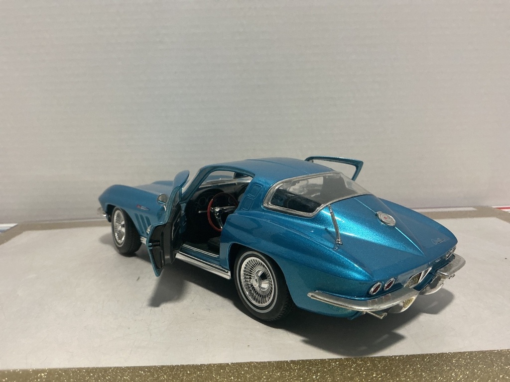 1:18 MAISTO 1965 CORVETTE BLUE ON BLACK image