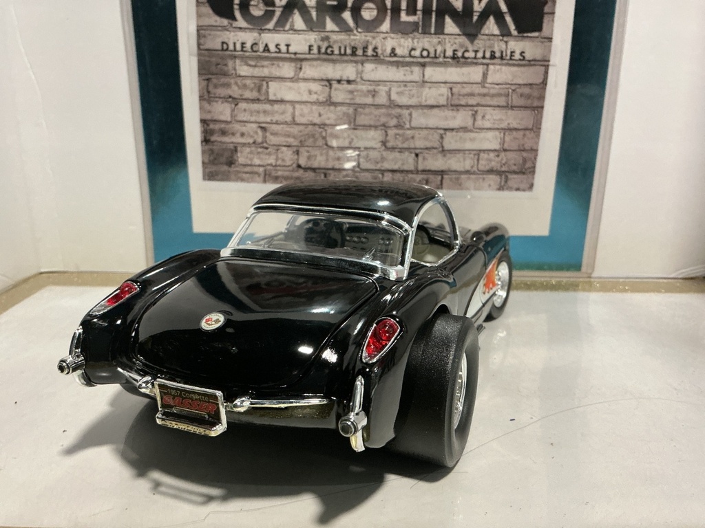 1:18 ROAD LEGENDS 1957 CORVETTE GASSER BLACK ON CREAM image