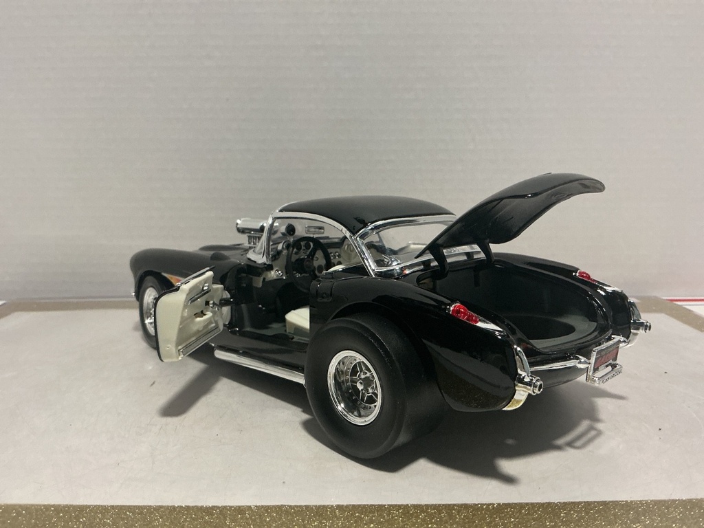 1:18 ROAD LEGENDS 1957 CORVETTE GASSER BLACK ON CREAM image