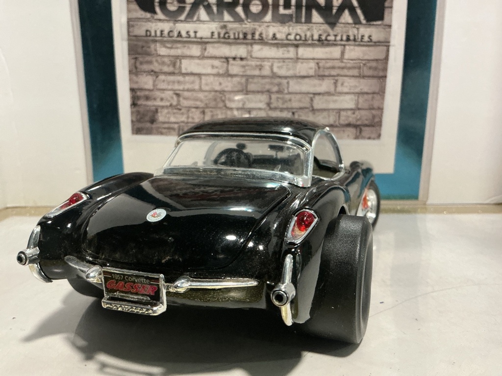 1:18 ROAD LEGENDS 1957 CORVETTE GASSER BLACK ON CREAM image