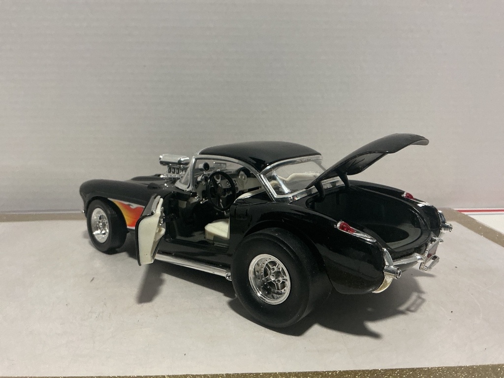 1:18 ROAD LEGENDS 1957 CORVETTE GASSER BLACK ON CREAM image