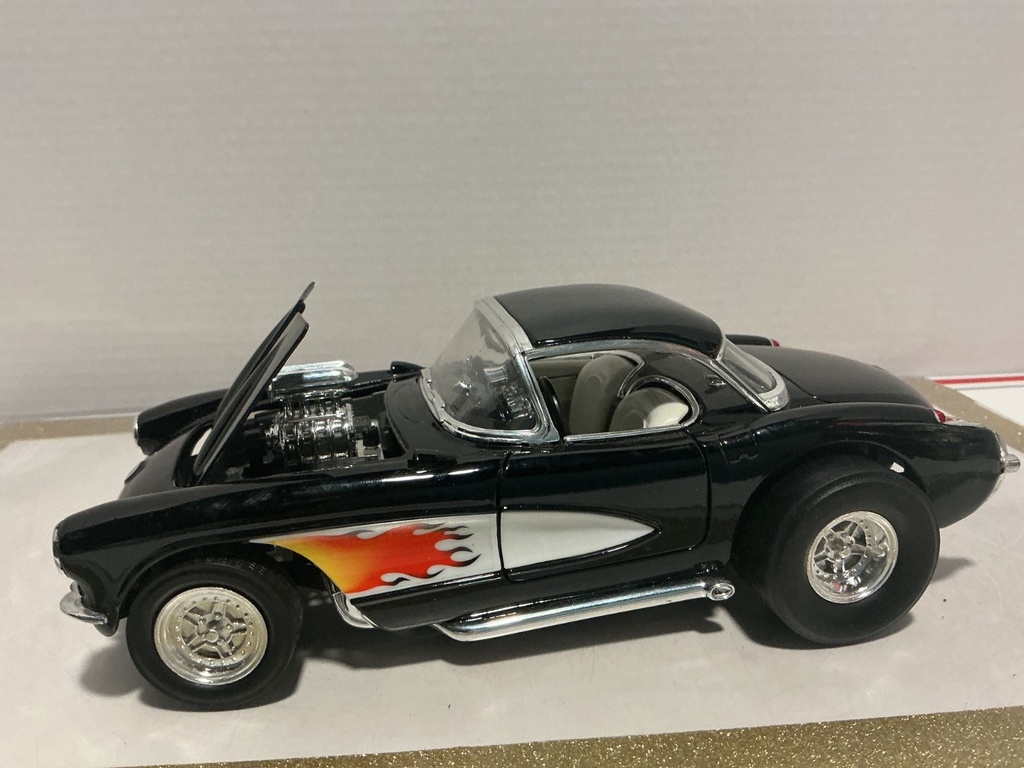 1:18 ROAD LEGENDS 1957 CORVETTE GASSER BLACK ON CREAM image