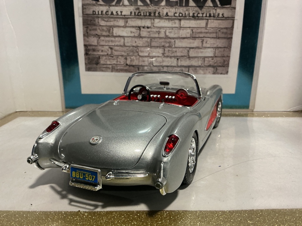 1:18 BURAGO 1957 CORVETTE SILVER ON RED image