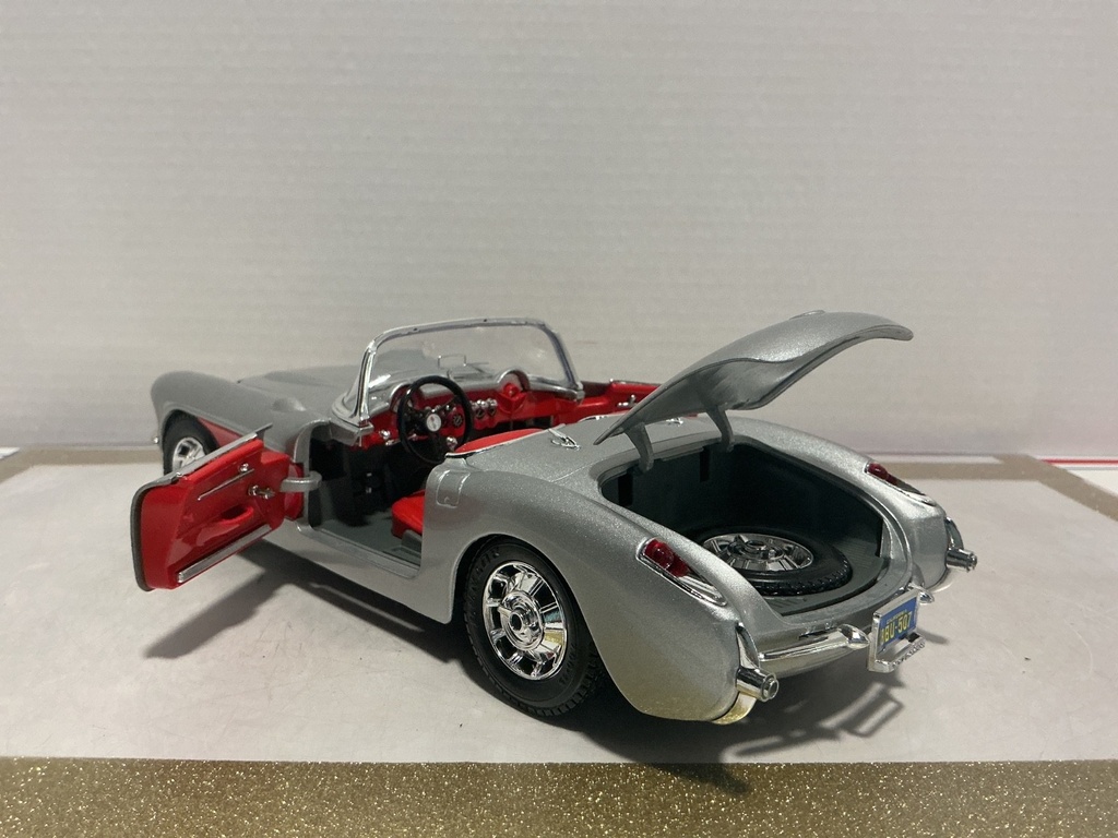 1:18 BURAGO 1957 CORVETTE SILVER ON RED image