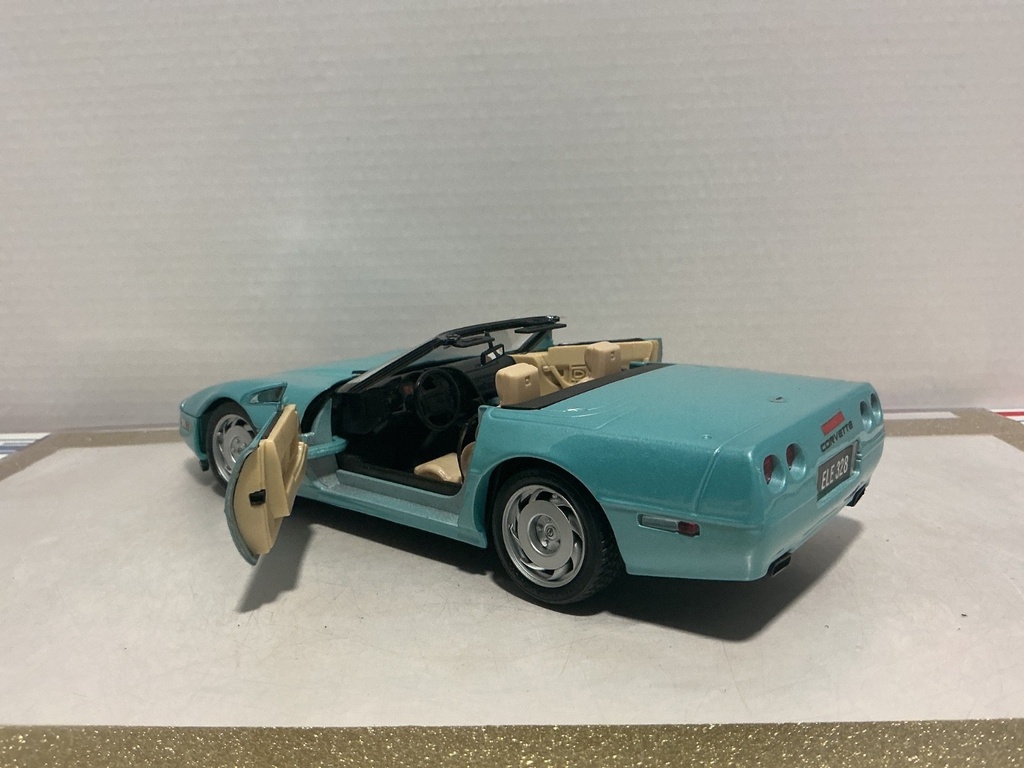 1:18 MAISTO 1992 CORVETTE BLUE ON TAN image