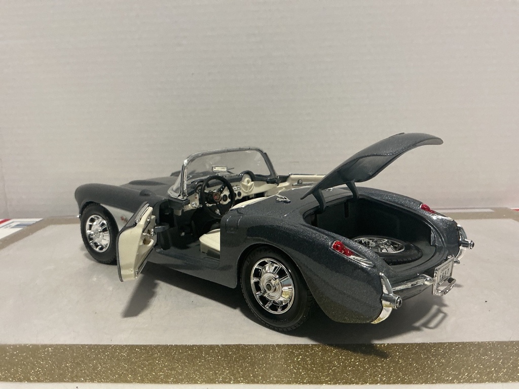1:18 ROAD TOUGH 1957 CORVETTE SILVER ON CREAM image