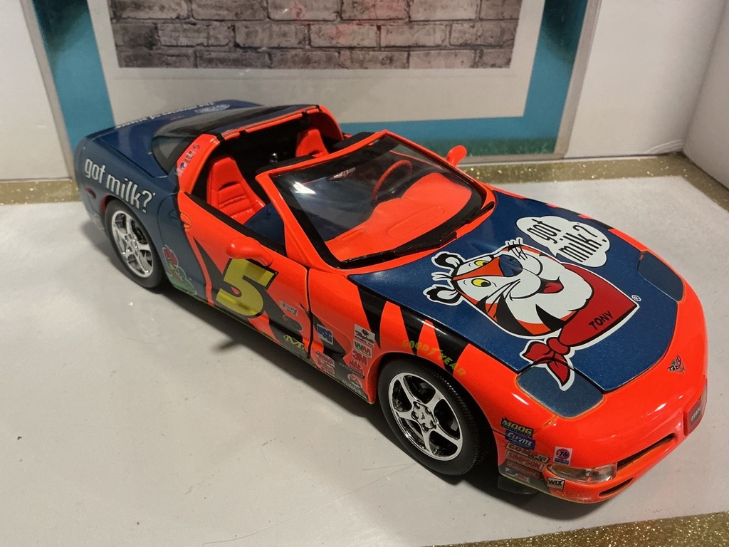 1:18 ERTZ 2003 ARVETTE TONY THE TIGER image