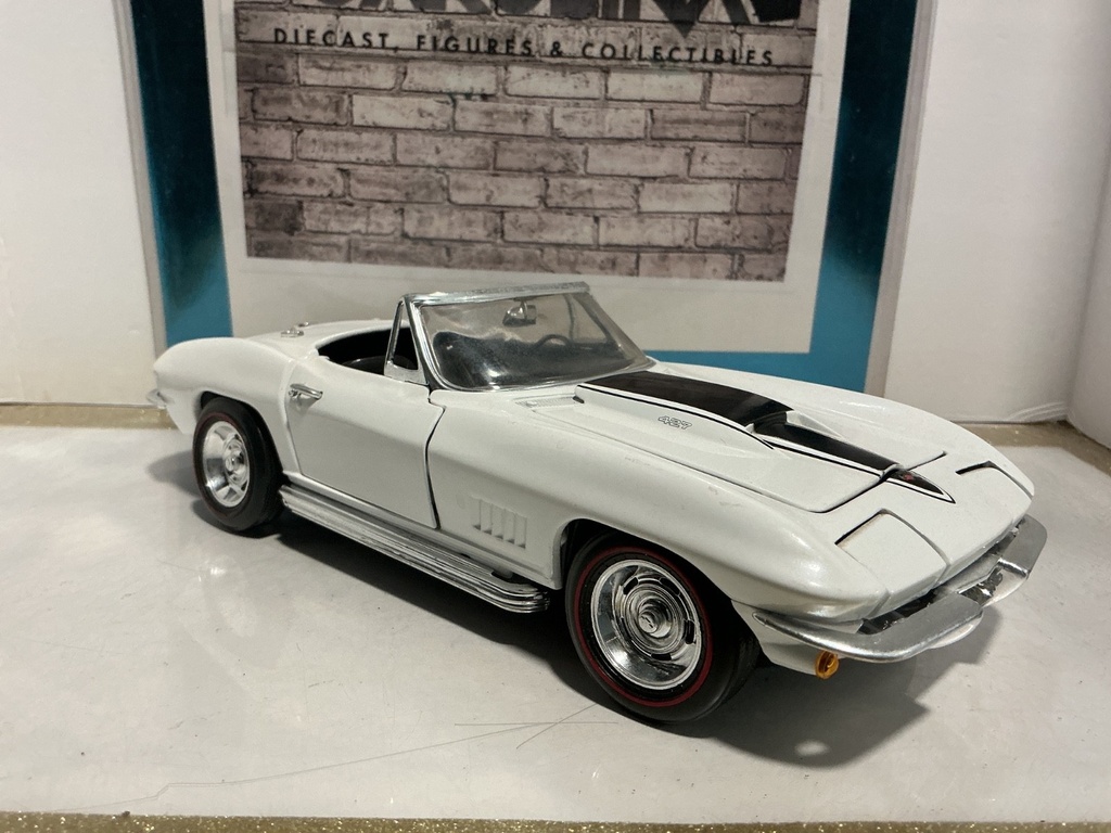 1:18 ERTL 1967 CORVETTE (NO MIRROR) WHITE ON BLACK image