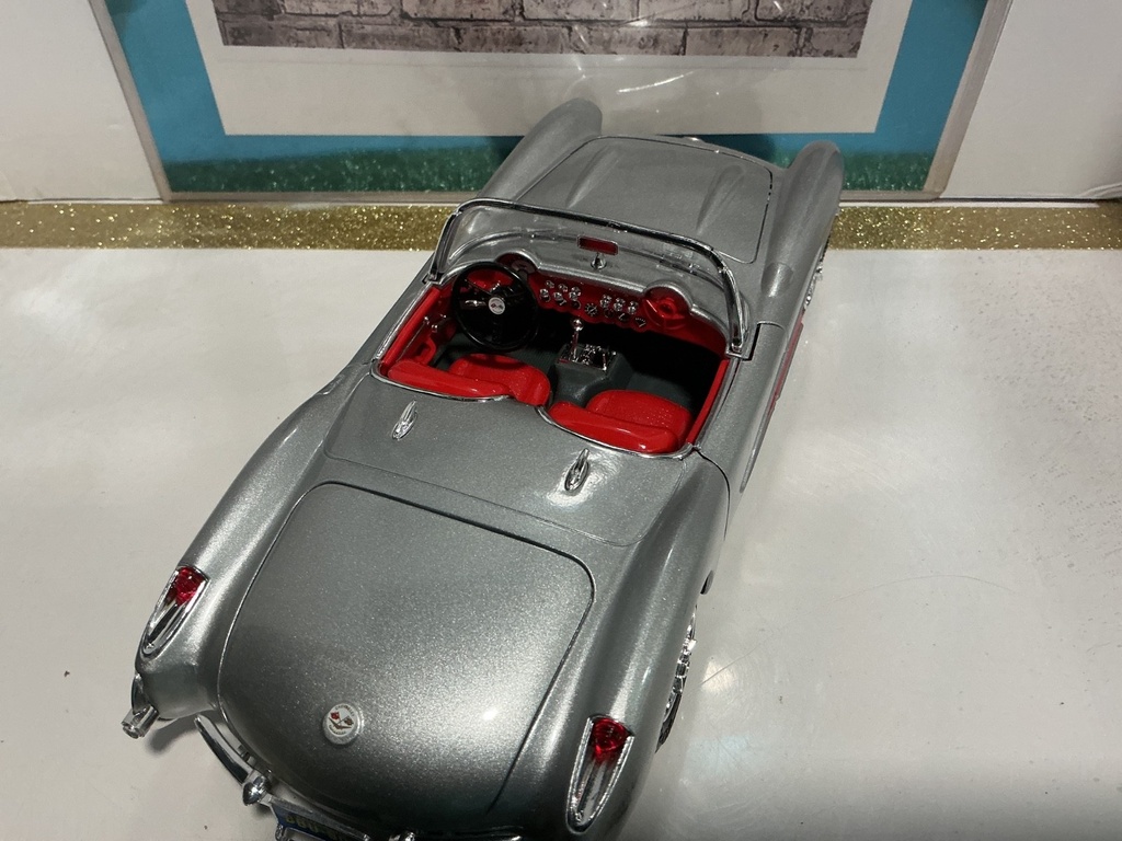 1:18 MAISTO 1957 CORVETTE SILVER ON RED image