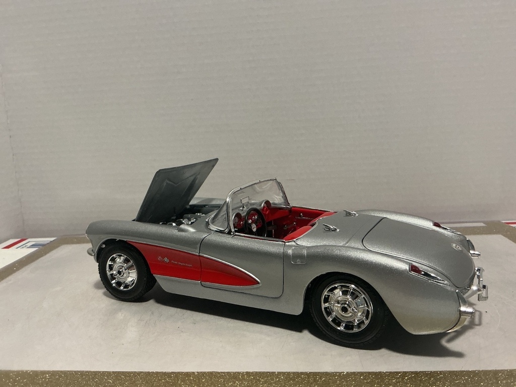1:18 MAISTO 1957 CORVETTE SILVER ON RED image