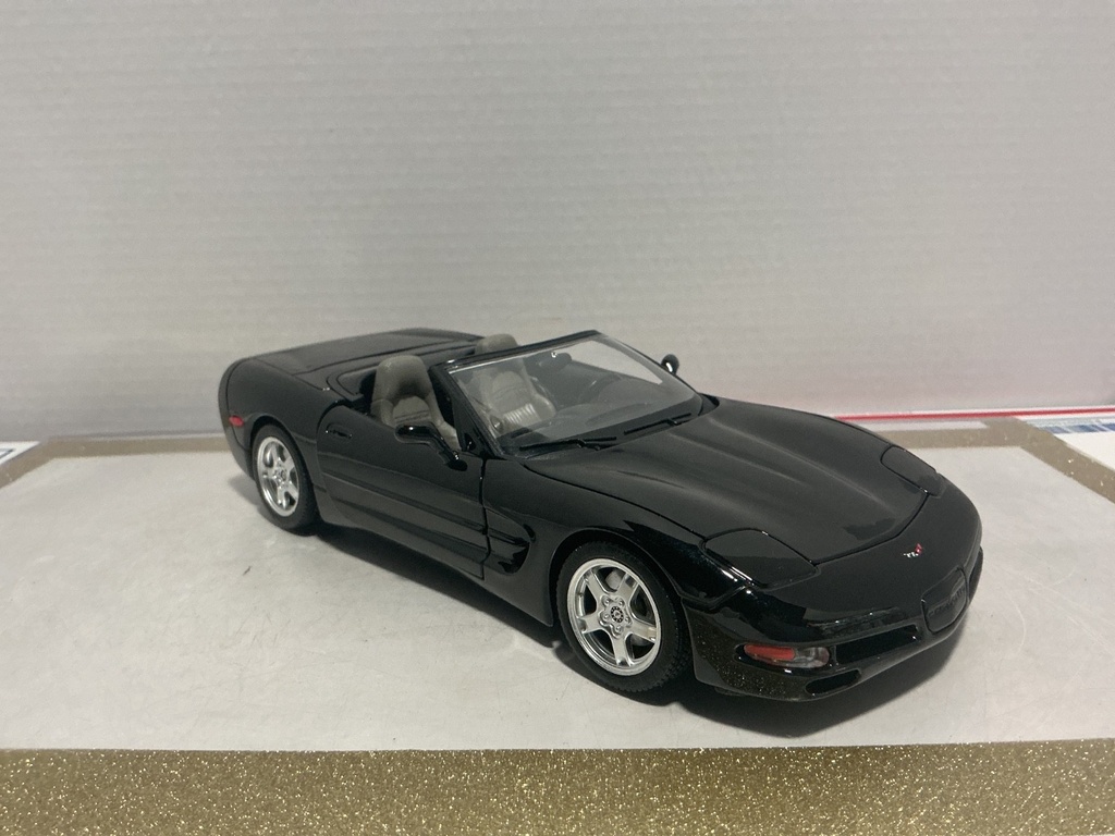 1:18 BURAGO 1997 CORVETTE BLACK ON GRAY image