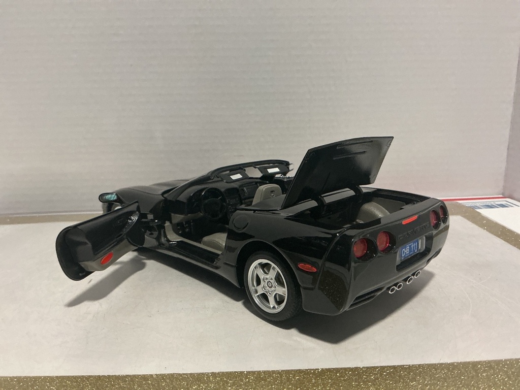 1:18 BURAGO 1997 CORVETTE BLACK ON GRAY image