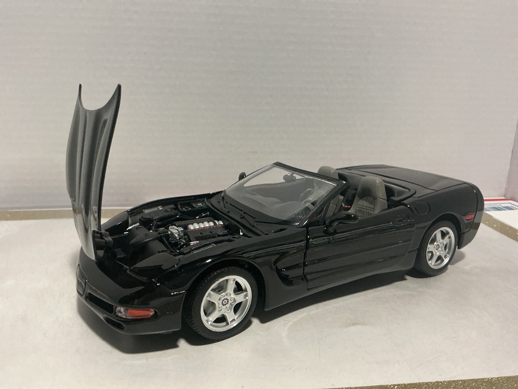 1:18 BURAGO 1997 CORVETTE BLACK ON GRAY image