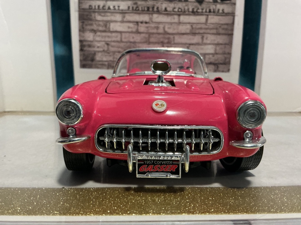1:18 ROAD LEGENDS 1957 CORVETTE PINK ON WHITE [LIGHT RASHING] image