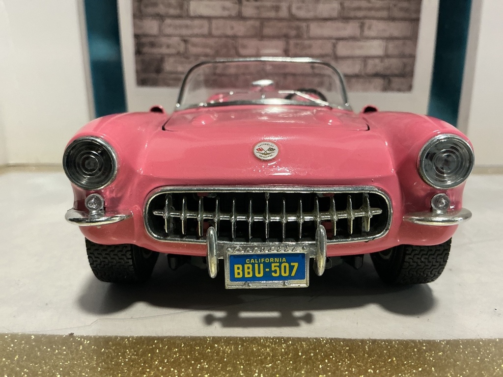 1:18 BURAGO 1957 CORVETTE PINK ON WHITE/CREAM image