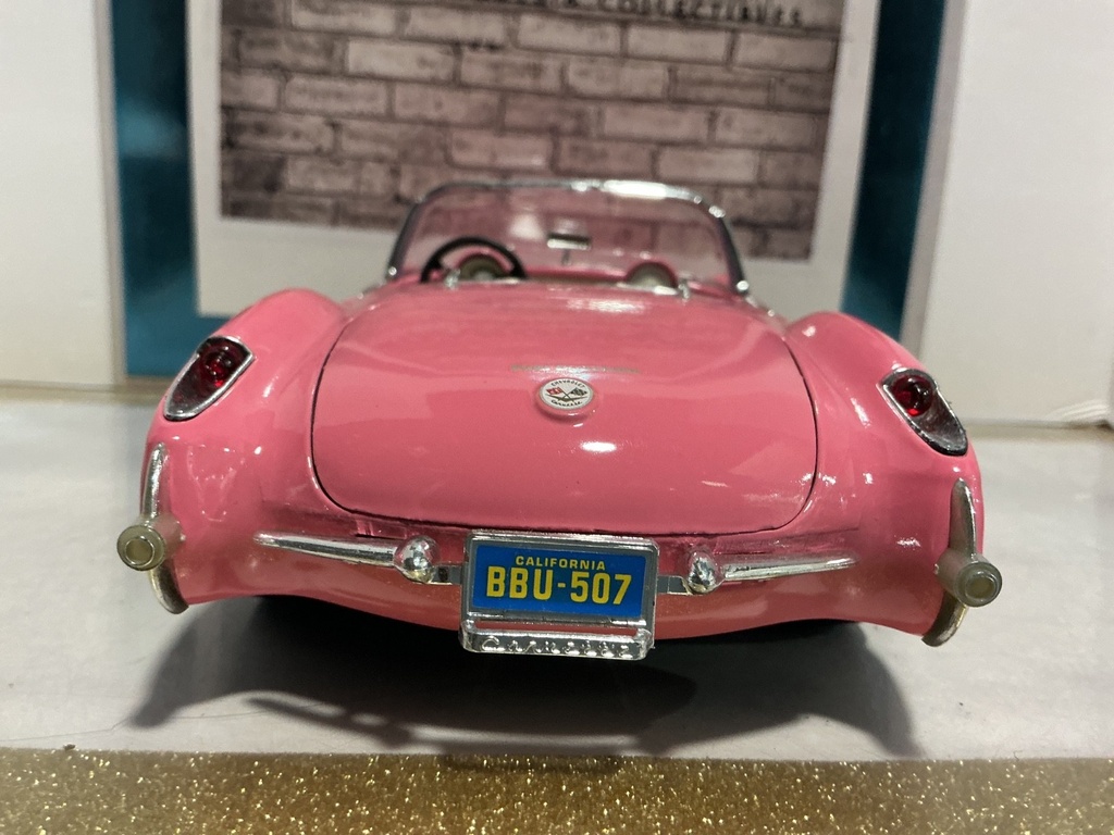 1:18 BURAGO 1957 CORVETTE PINK ON WHITE/CREAM image