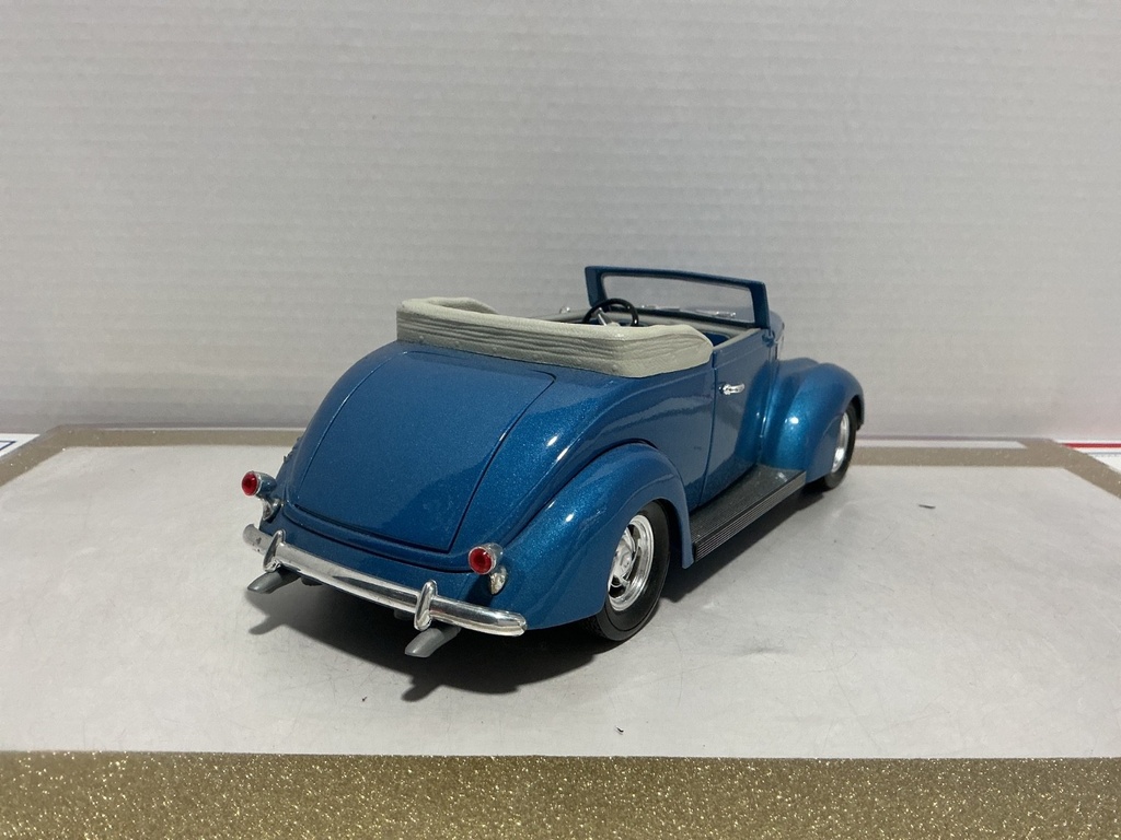 1:18 ROAD LEGENDS 1937 FORD CONVERTIBLE  [NO BOX] image