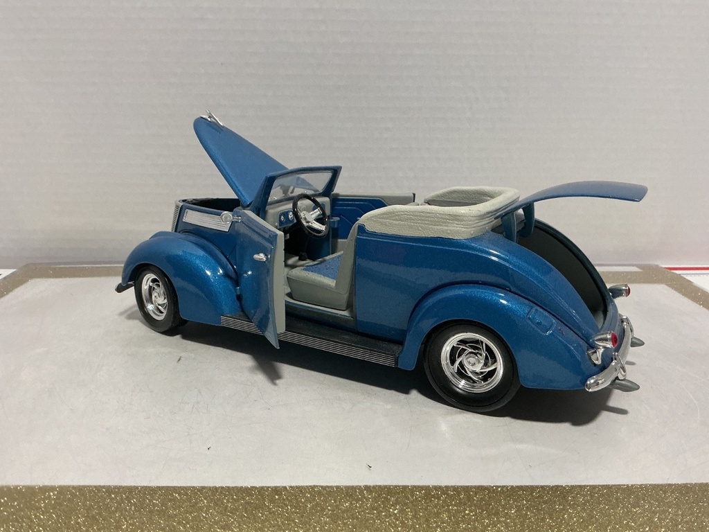 1:18 ROAD LEGENDS 1937 FORD CONVERTIBLE  [NO BOX] image