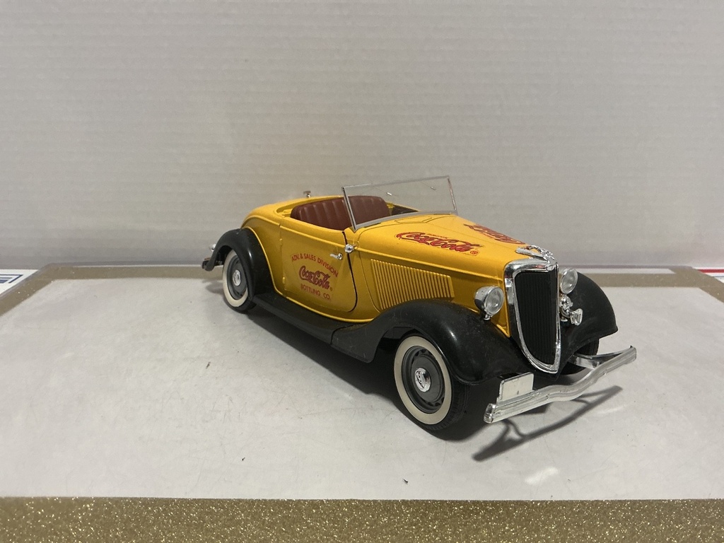 1:18 SOLIDO FORD V8 COCA COLA  [NO BOX] image