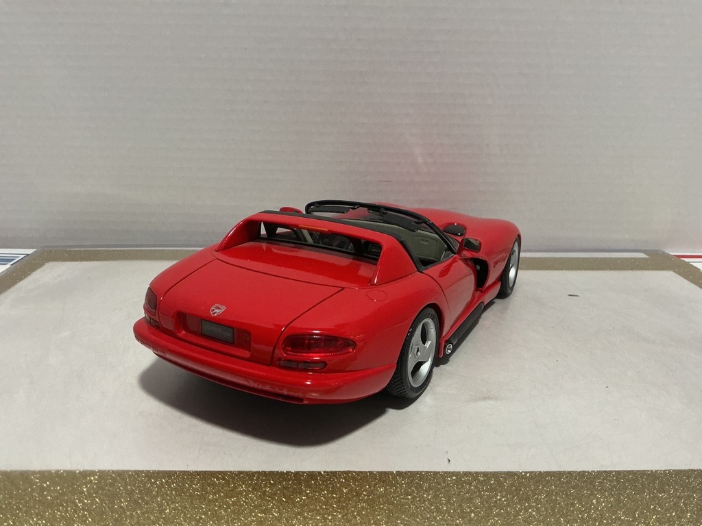 1:18 BBURAGO VIPER RT/10 RED / GRAY [NO BOX] image