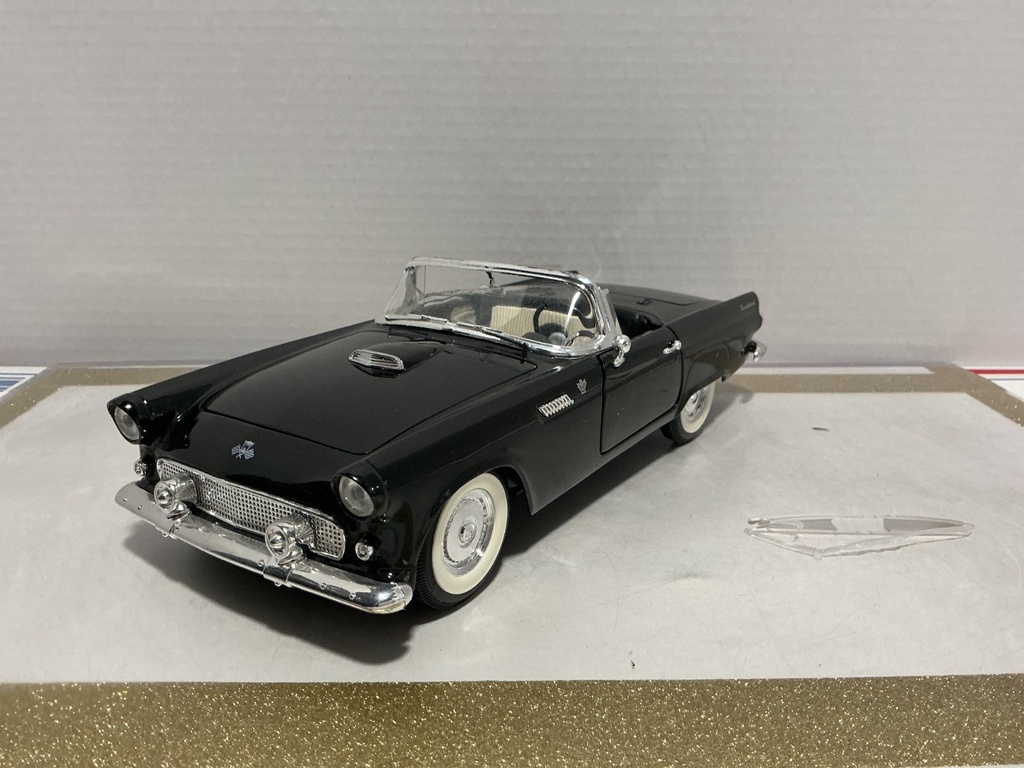 1:18 ROAD SIGNATURE THUNDERBIRD BLACK / TAN [BROKEN WINDSHEILD]  [NO BOX] image