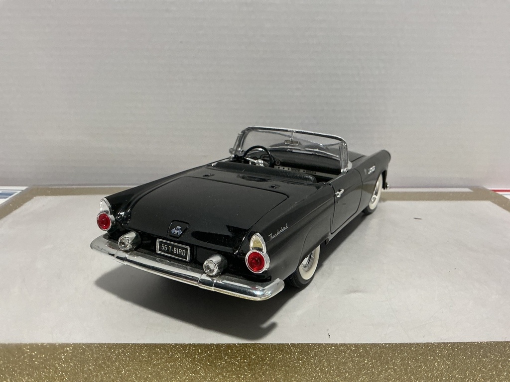 1:18 ROAD SIGNATURE THUNDERBIRD BLACK / TAN [BROKEN WINDSHEILD]  [NO BOX] image
