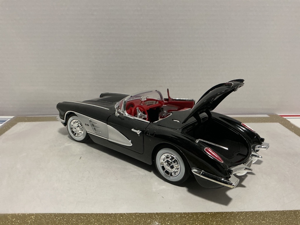 1:18 MOTORMAX 1958 CORVETTE [BROKEN ANTENNA / DRIVER SIDE DOOR ISSUE]  [NO BOX] image
