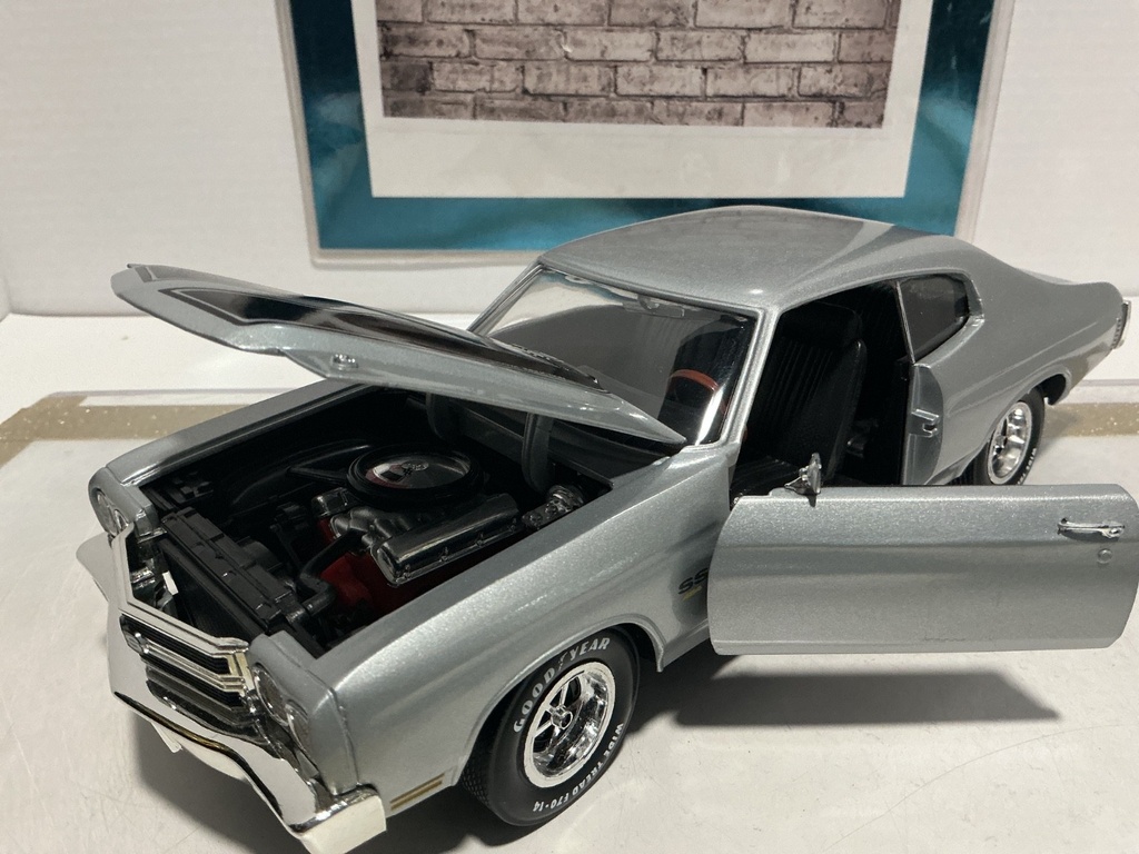 1:18 ERTL 1970 CHEVELLE SILVER ON BLACK [RASH ON ROOF]   [NO BOX] image