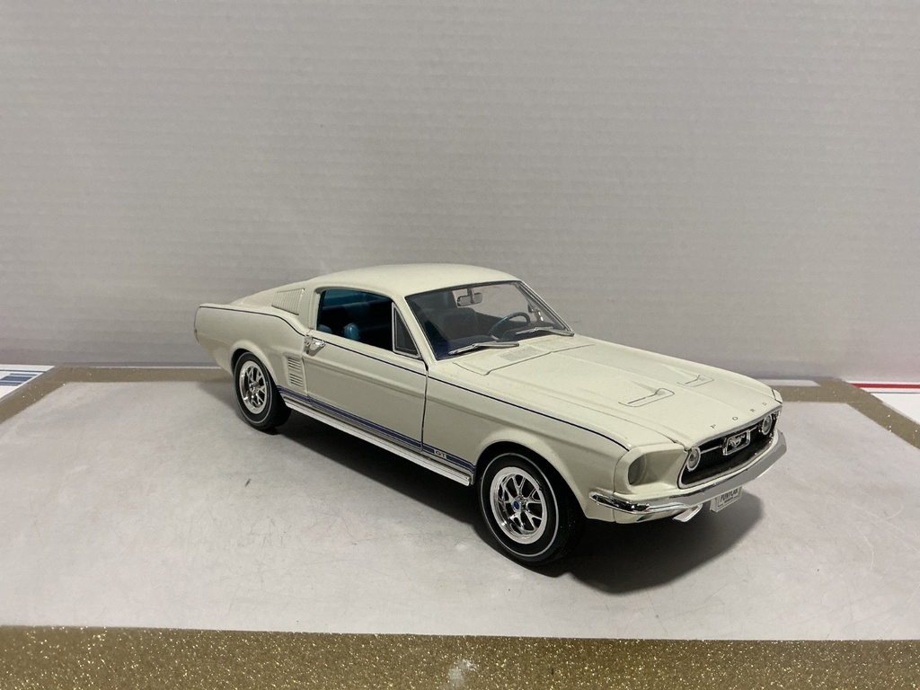 1:18 ERTL 1967 FORD MUSTANG WHITE ON BLUE  [NO BOX] image