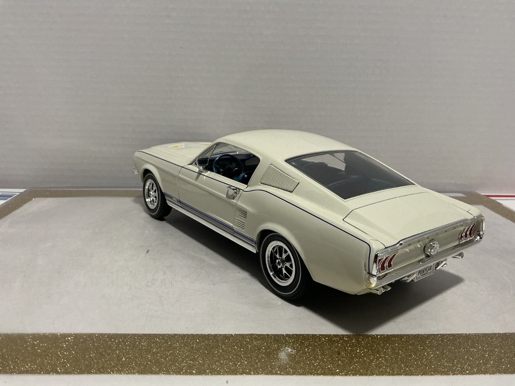 1:18 ERTL 1967 FORD MUSTANG WHITE ON BLUE  [NO BOX] image