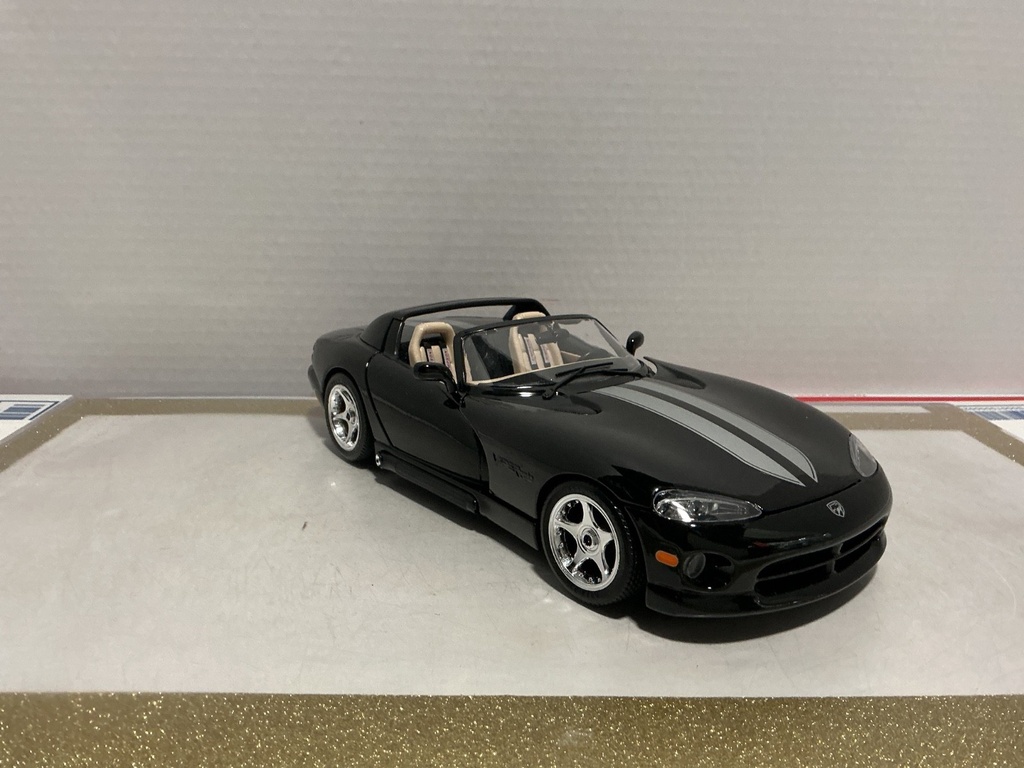 1:18 BBURAGO VIPER BLACK / TAN RT/10 [NO BOX] image