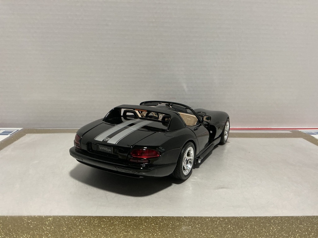 1:18 BBURAGO VIPER BLACK / TAN RT/10 [NO BOX] image