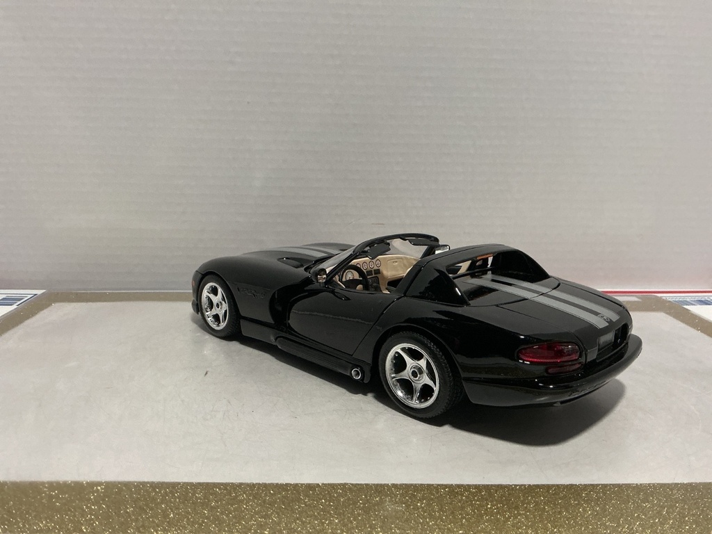 1:18 BBURAGO VIPER BLACK / TAN RT/10 [NO BOX] image