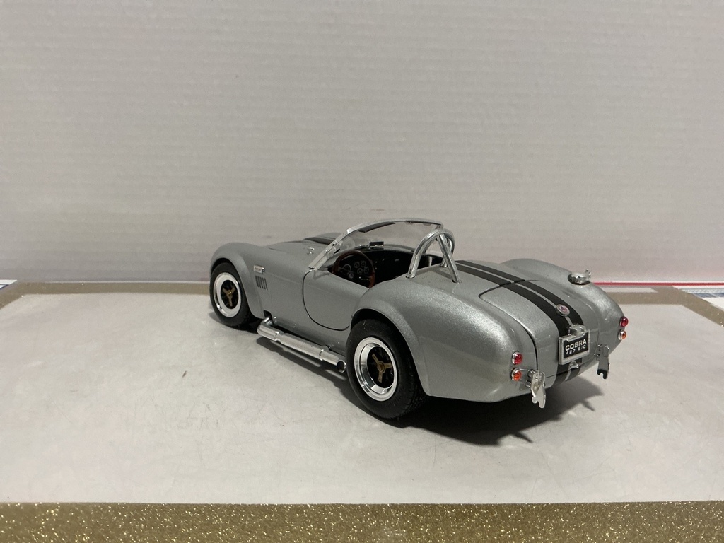 1:18 ROAD LEGENDS SHELBY COBRA 427 [NO BOX] image