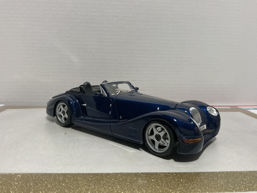 1:18 MAISTO MORGAN AERO 8 BLUE ON BLACK image