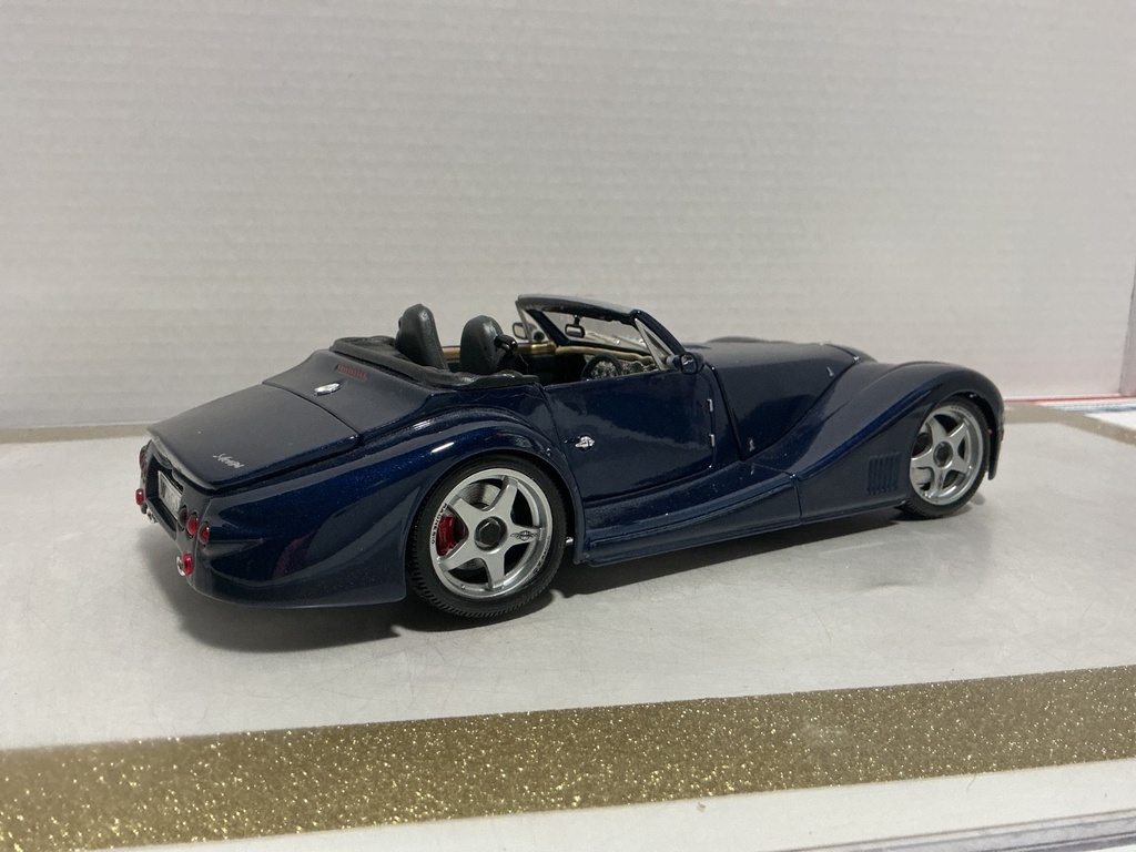 1:18 MAISTO MORGAN AERO 8 BLUE ON BLACK image