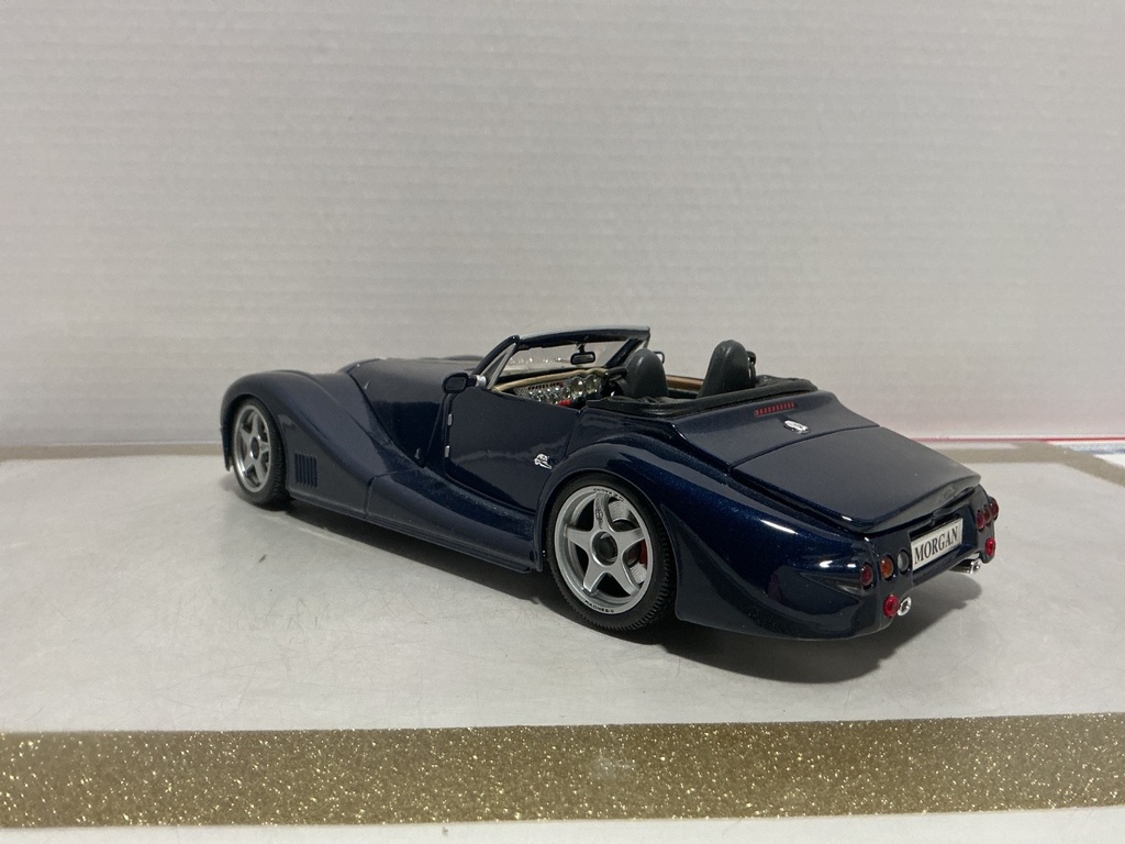 1:18 MAISTO MORGAN AERO 8 BLUE ON BLACK image